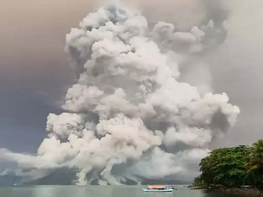 इंडोनेशिया में 14 दिन में छठवीं बार ज्वालामुखी फटा:11 हजार लोगों को रेस्क्यू किया गया, एयरपोर्ट बंद; सुनामी का भी अलर्ट